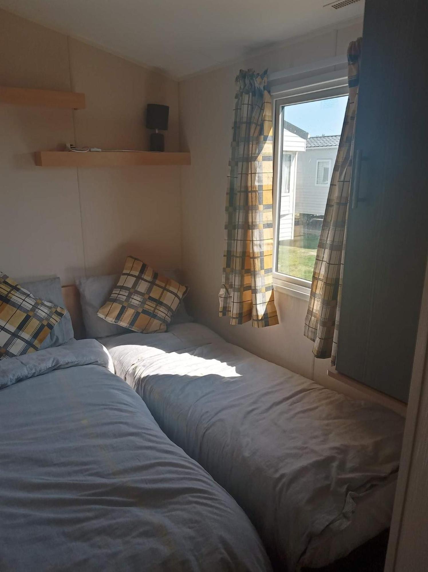 Caledonian Caravan Jaywick Sands Екстериор снимка